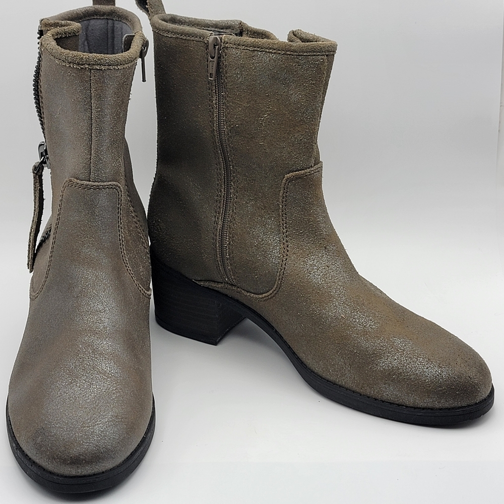 Clarks‎ Women's Ankle Boots in Metallic Grayish-Gold Shimmer. #1609.